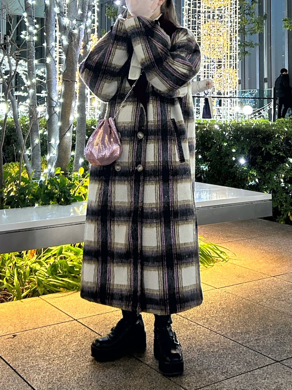 ホワイト系のシャツ/ブラウス、ピンク系のショルダーバッグ、ホワイト系のチェスターコートを着用したレディースの春コーディネートの2枚目の写真