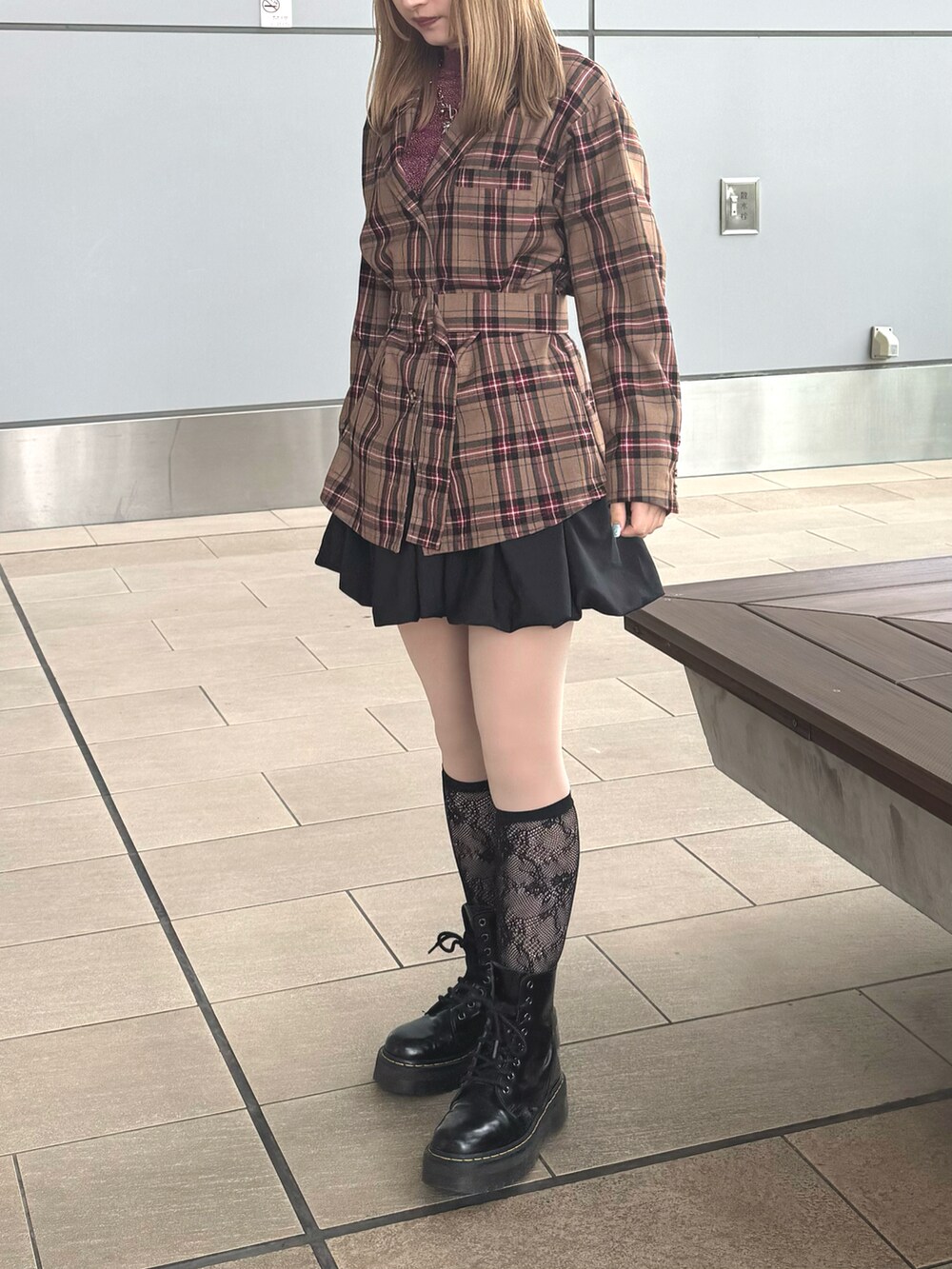 ピンク系のTシャツ/カットソー、ブラウン系のテーラードジャケット、ブラック系のスカートを着用したレディースの春コーディネートの2枚目の写真