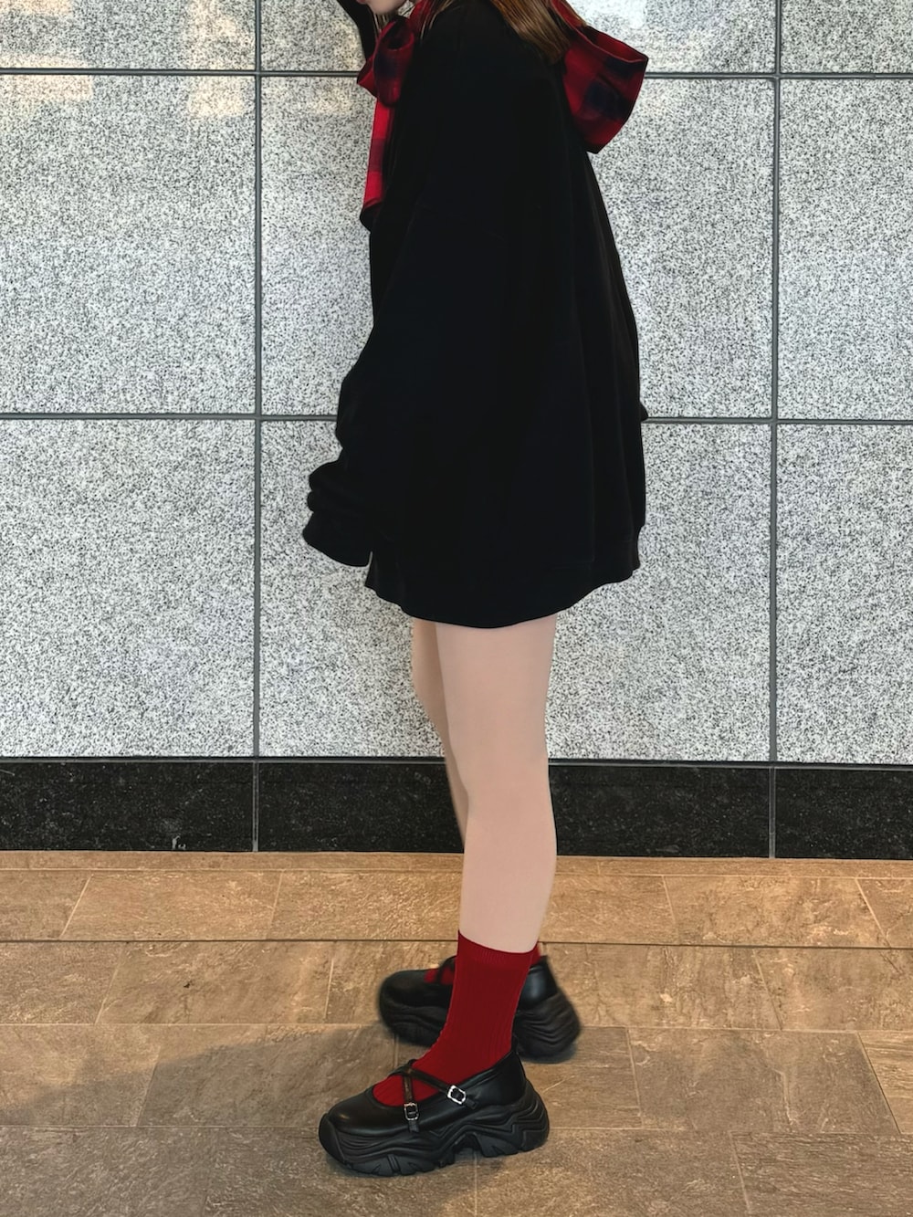 レッド系のシャツ/ブラウス、ブラック系のスウェット、ブラック系のその他パンツを着用したレディースの秋コーディネートの2枚目の写真