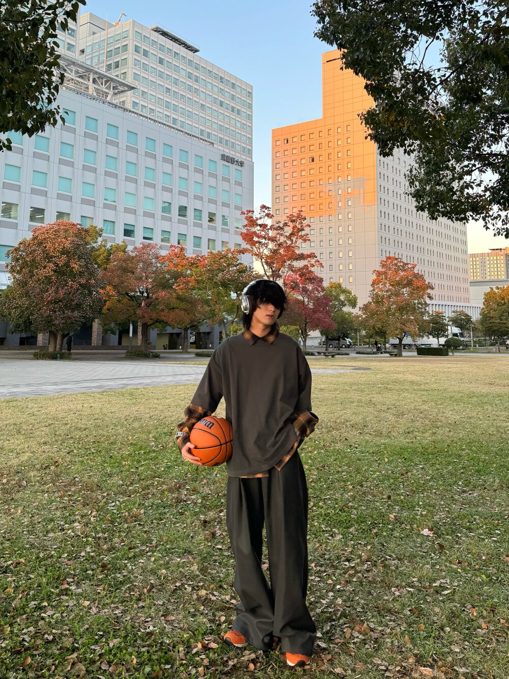 グレー系のTシャツ/カットソーを着用したメンズの秋コーディネートの2枚目の写真