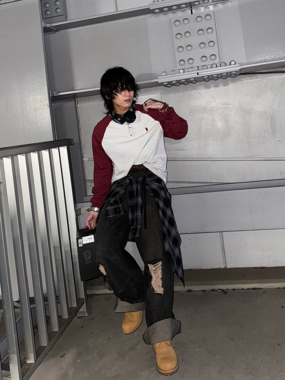 レッド系のTシャツ/カットソーを着用したメンズの秋コーディネートの2枚目の写真