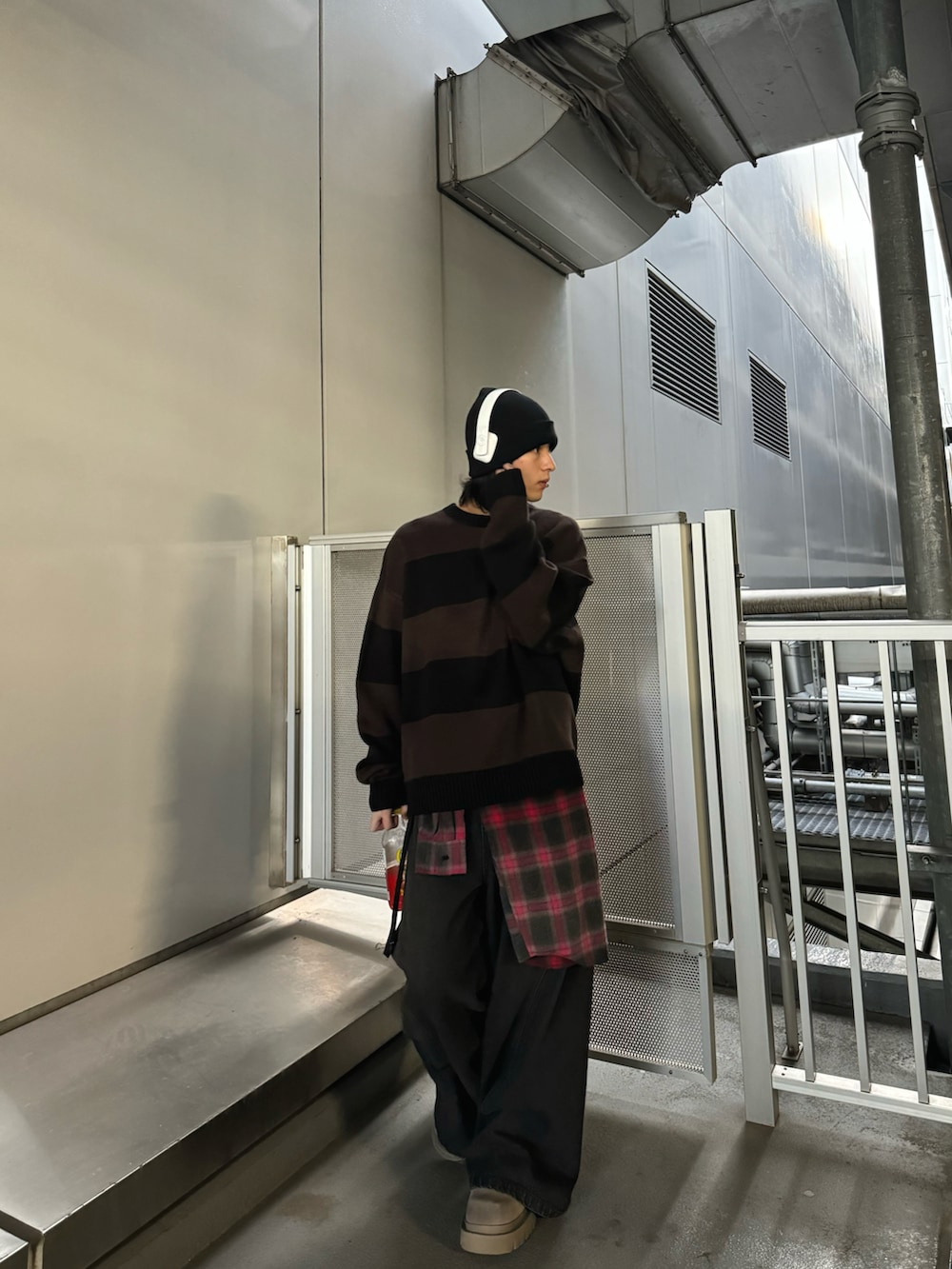 ブラウン系のニット/セーターを着用したメンズの秋コーディネートの2枚目の写真