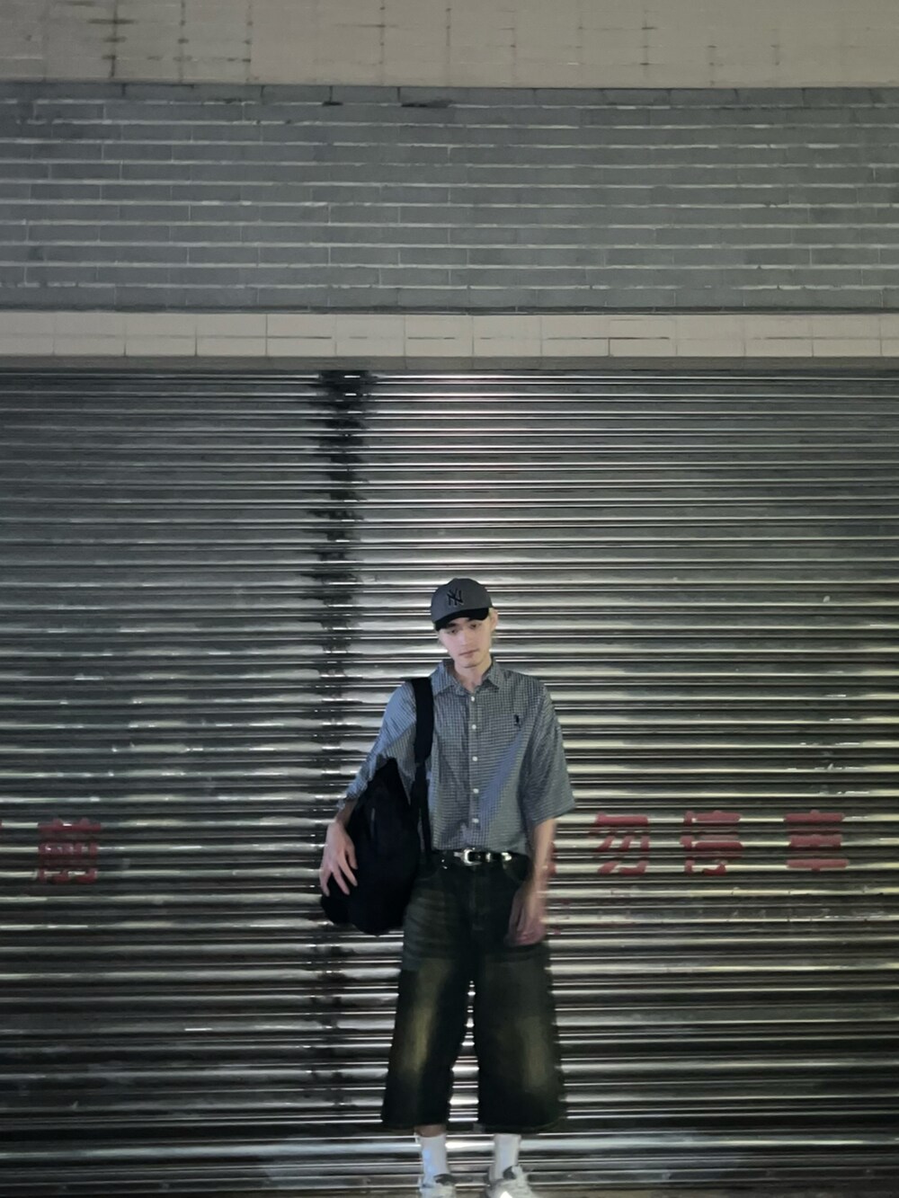 グレー系のチノパンツを着用したメンズの秋コーディネートの2枚目の写真