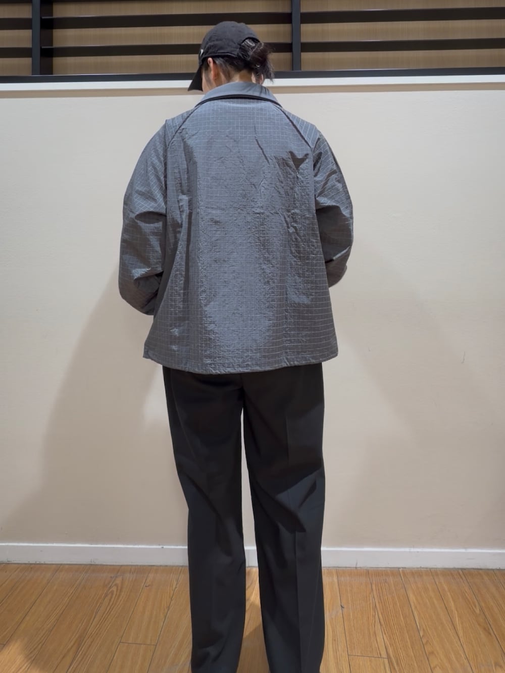 グレー系のその他トップス、ホワイト系のニット/セーター、ブラック系のその他パンツを着用したレディースの春コーディネートの3枚目の写真