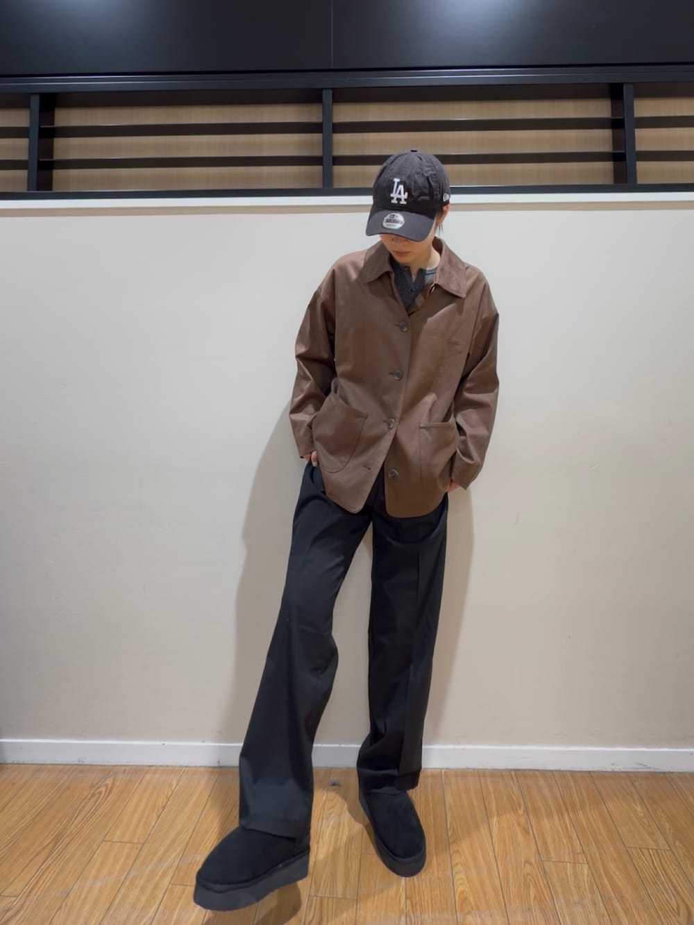 ブラウン系のその他アウター、ブラック系のその他パンツ、ブラック系のブーツを着用したレディースの冬コーディネートの3枚目の写真