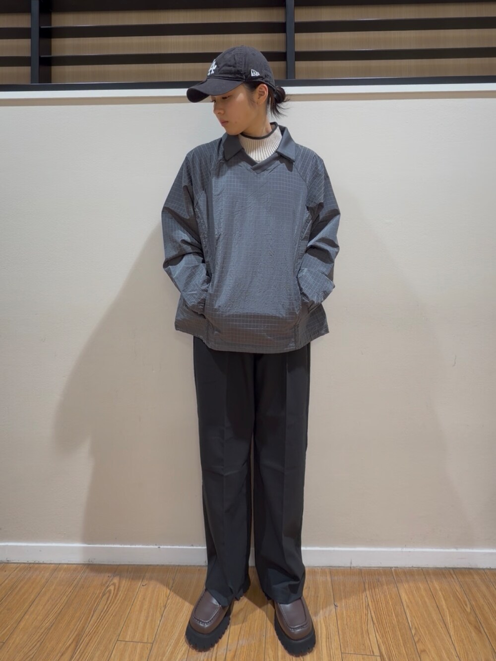 グレー系のその他トップス、ホワイト系のニット/セーター、ブラック系のその他パンツを着用したレディースの春コーディネートの2枚目の写真