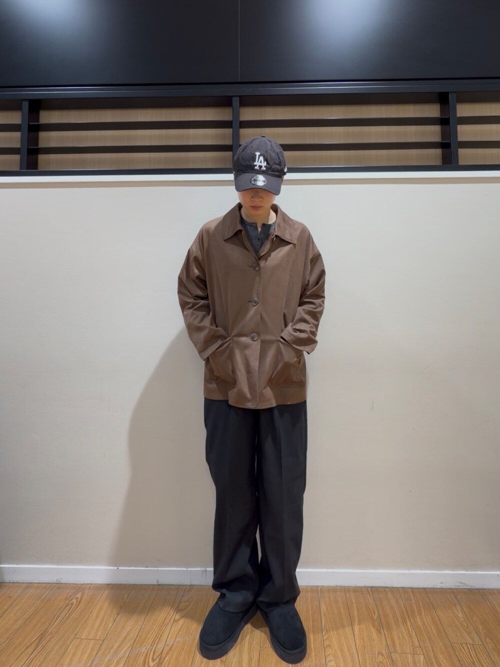 ブラウン系のその他アウター、ブラック系のその他パンツ、ブラック系のブーツを着用したレディースの冬コーディネートの2枚目の写真