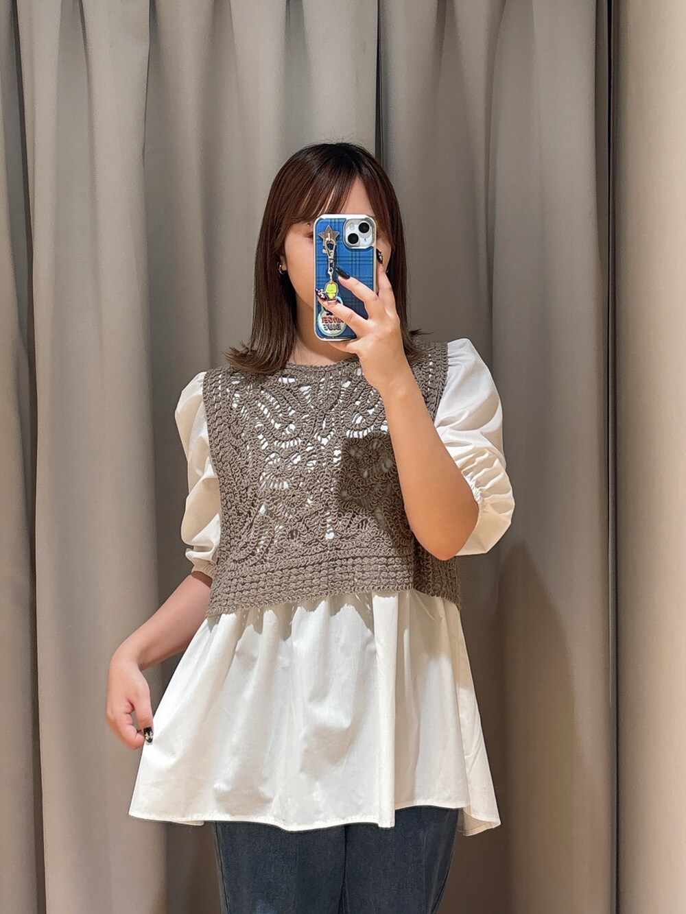 ベージュ系のシャツ/ブラウス、ブルー系のデニムパンツを着用したレディースの春コーディネートの2枚目の写真