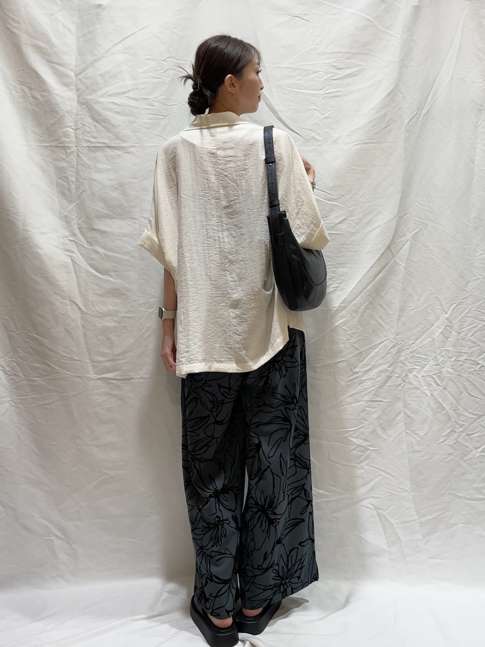 「オトナカワイイ、秋のコーデ、秋服、秋、低身長女子、高身長コーデ、お洒落さんとつながりたい、スポーツミックス、カジュアルガーリー、グレー、秋カラー、モノトーンコーデ、フリル、ドット、夏」|「ITEMS URBANRESEARCHのイージーワイドストレートパンツ(その他パンツ、グリーン系)」を使った、aoiさん(レディース・162cm)の秋コーディネートの3枚目の写真