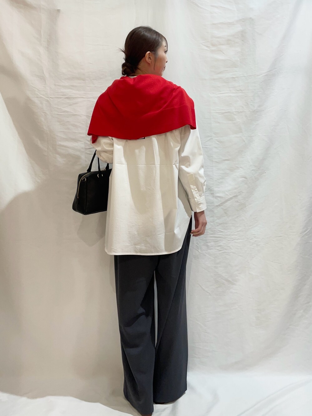 グレー系のその他パンツ、ホワイト系のシャツ/ブラウス、ブラック系のボストンバッグを着用したレディースの春コーディネートの3枚目の写真