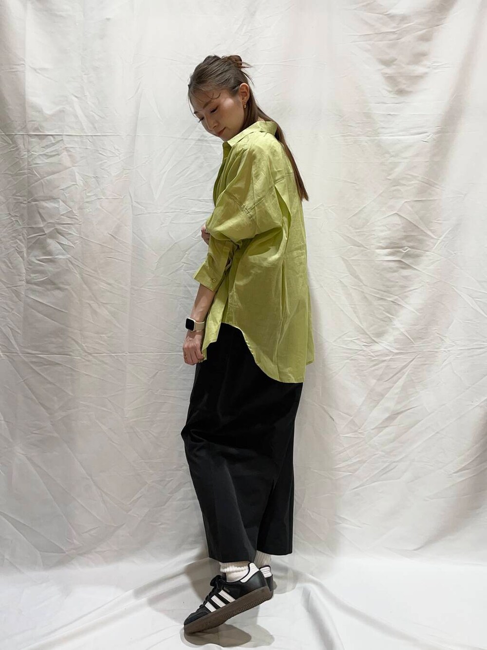 ブラック系のスカートを着用したレディースの春コーディネートの3枚目の写真