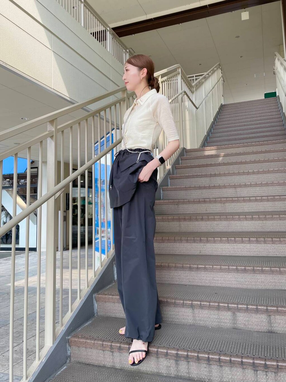 ホワイト系のカーディガン/ボレロ、グレー系のその他パンツを着用したレディースの夏コーディネートの2枚目の写真
