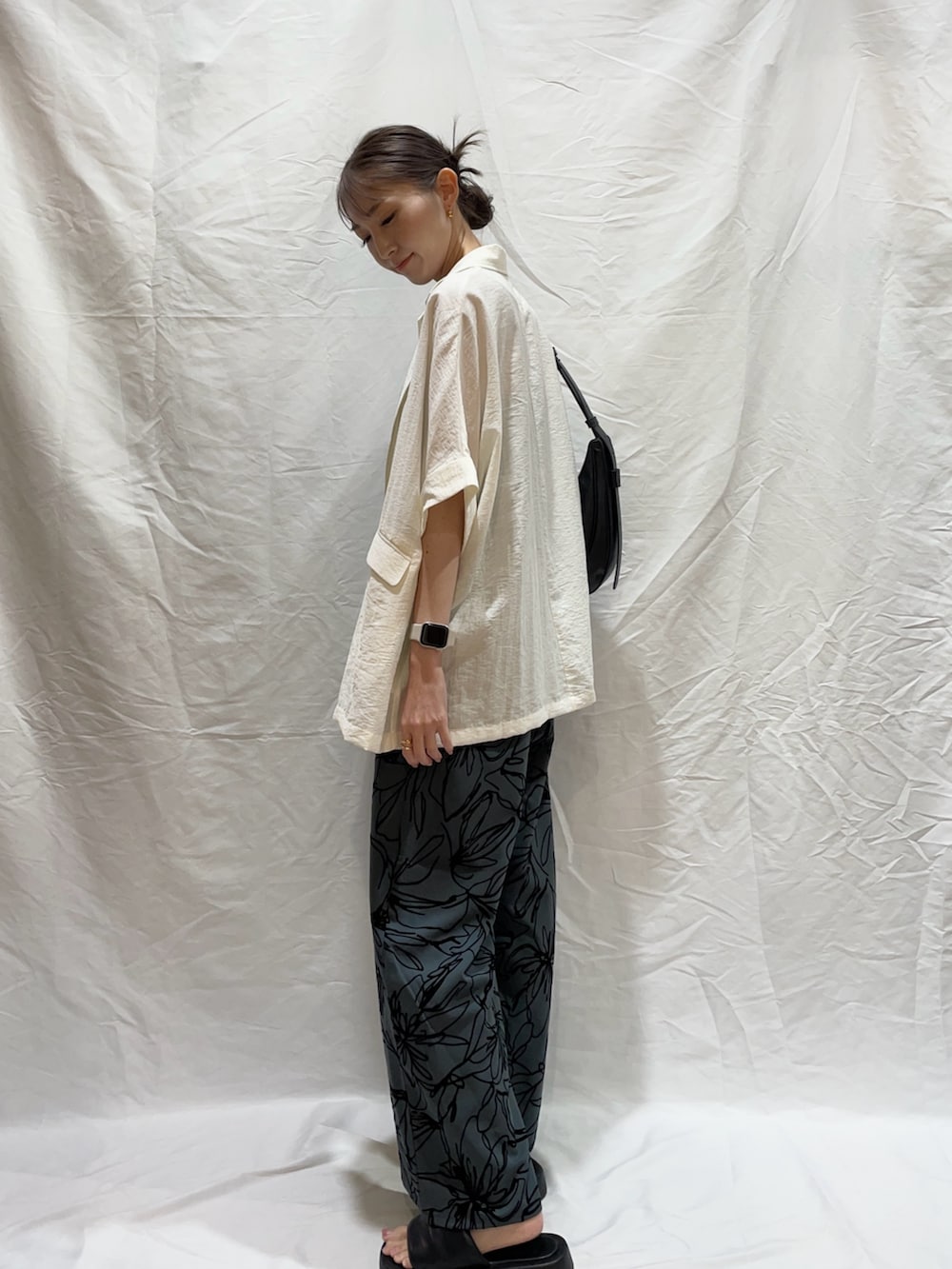 「オトナカワイイ、秋のコーデ、秋服、秋、低身長女子、高身長コーデ、お洒落さんとつながりたい、スポーツミックス、カジュアルガーリー、グレー、秋カラー、モノトーンコーデ、フリル、ドット、夏」|「ITEMS URBANRESEARCHのイージーワイドストレートパンツ(その他パンツ、グリーン系)」を使った、aoiさん(レディース・162cm)の秋コーディネートの2枚目の写真