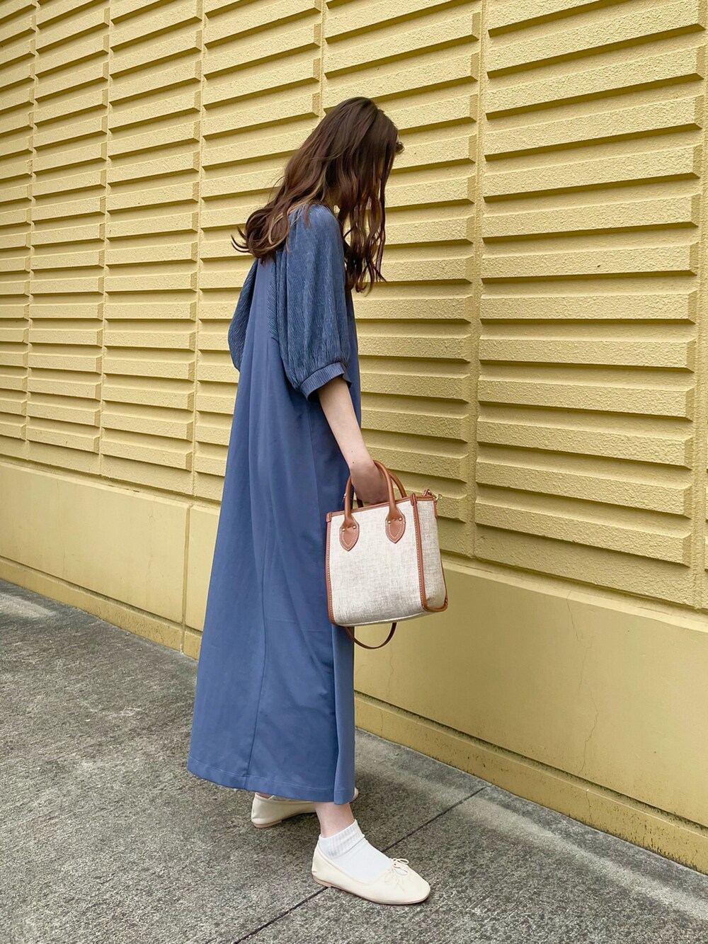 ブルー系のワンピースを着用したレディースの春コーディネートの3枚目の写真