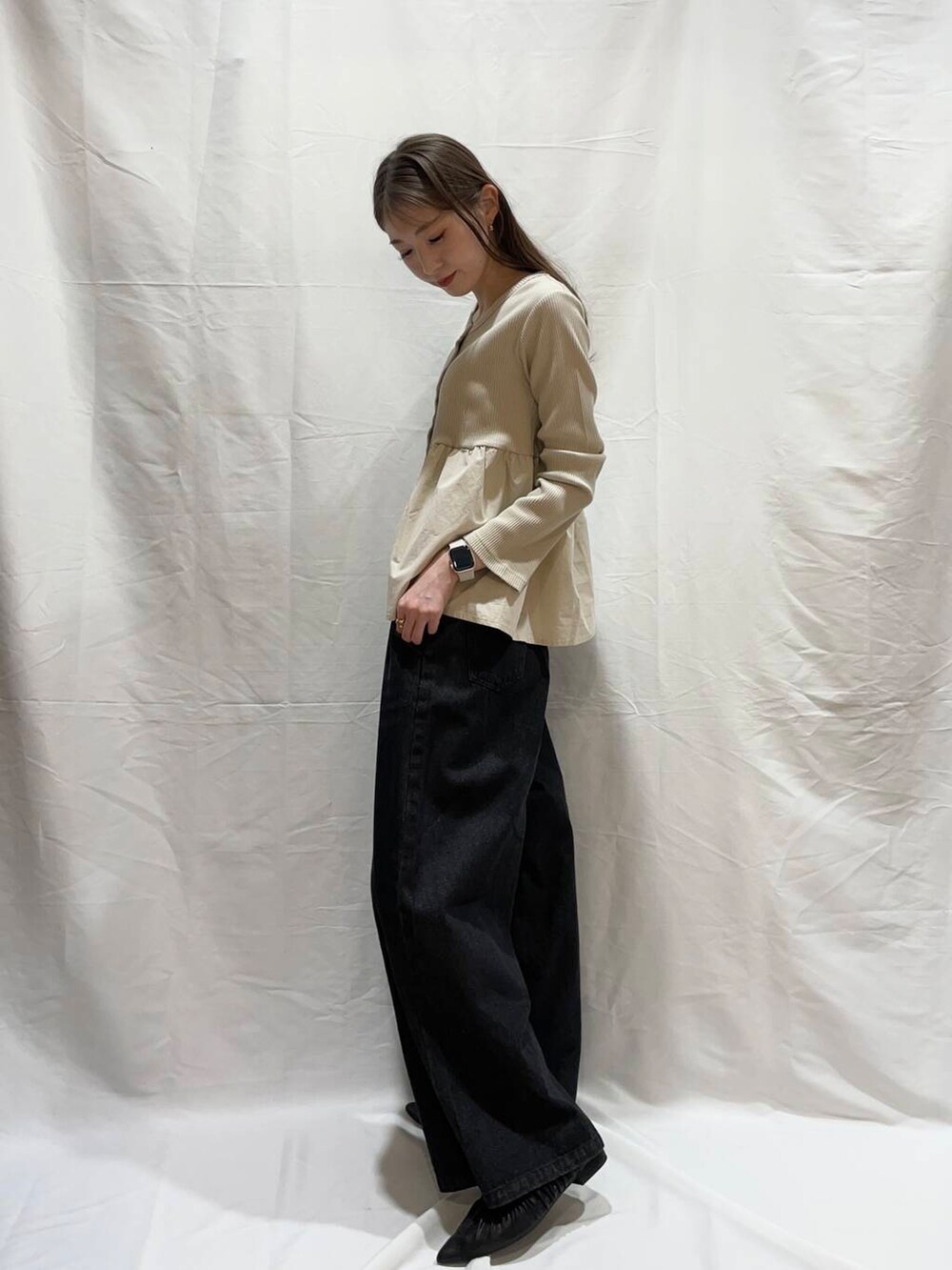 「大人カジュアル、カジュアル、ニット、デートコーデ、Gramicci、NANGA、Barbour、スニーカーコーデ、トレンド、冬服、秋小物、ブーツコーデ、カラーアイテム、カジュアル大人カジュアル、骨格ウェーブ」｜「SENSE OF PLACE by URBAN RESEARCHの『一部WEB限定カラー』カーブデニム（デニムパンツ、グレー系）」を使った、aoiさん（レディース・161cm）の春コーディネートの2枚目の写真