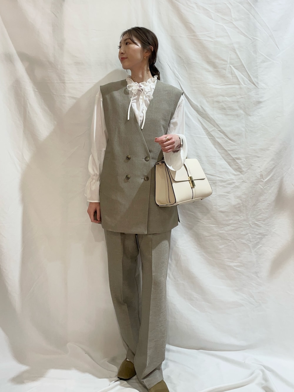 ベージュ系のセットアップ、ホワイト系のシャツ/ブラウスを着用したレディースの冬コーディネートの3枚目の写真