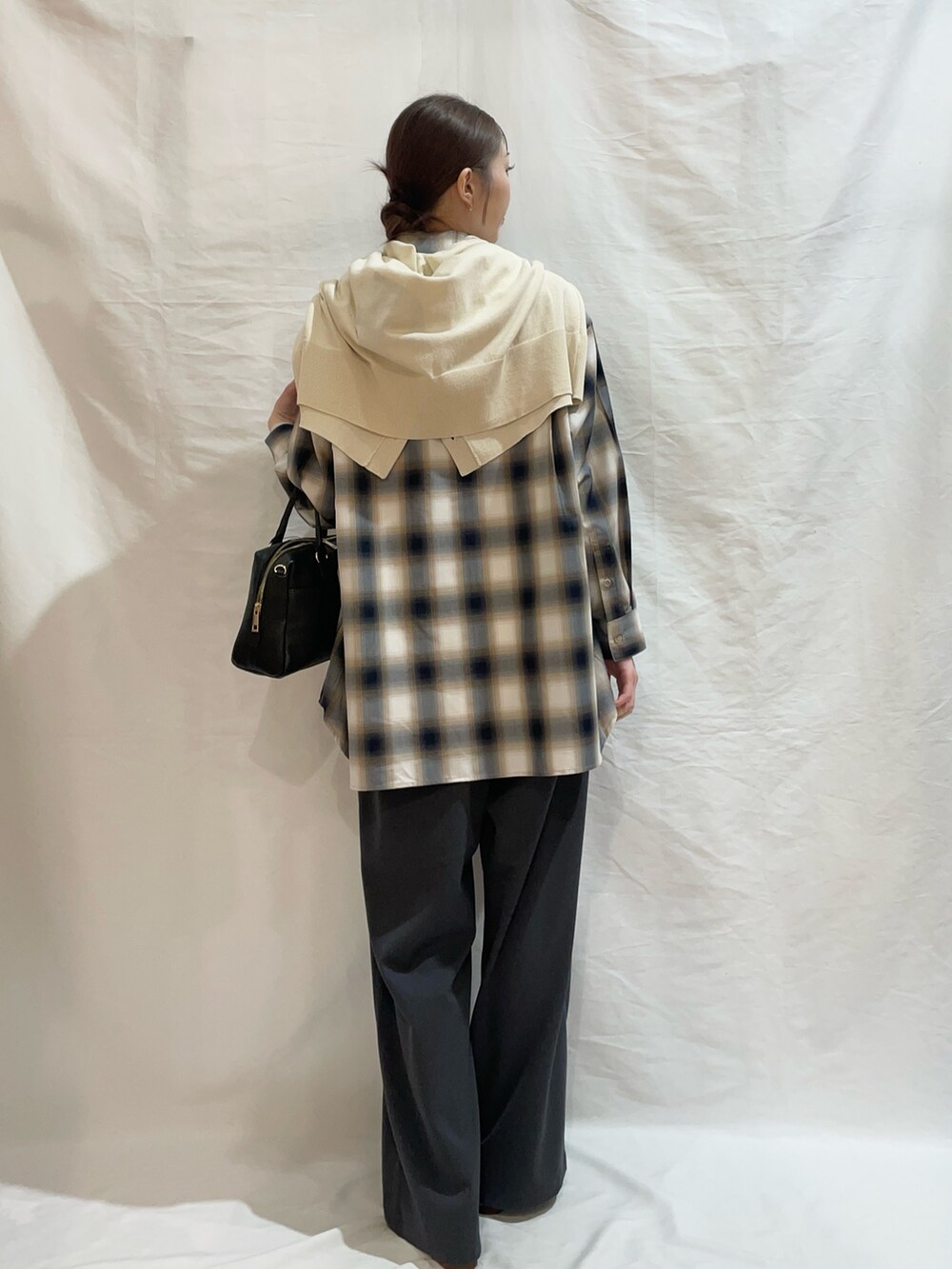 グレー系のその他パンツ、ブラック系のボストンバッグを着用したレディースの春コーディネートの3枚目の写真