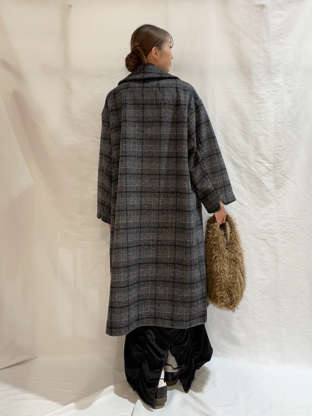 ピンク系のニット/セーター、その他のチェスターコート、ブラウン系のトートバッグを着用したレディースの秋コーディネートの4枚目の写真