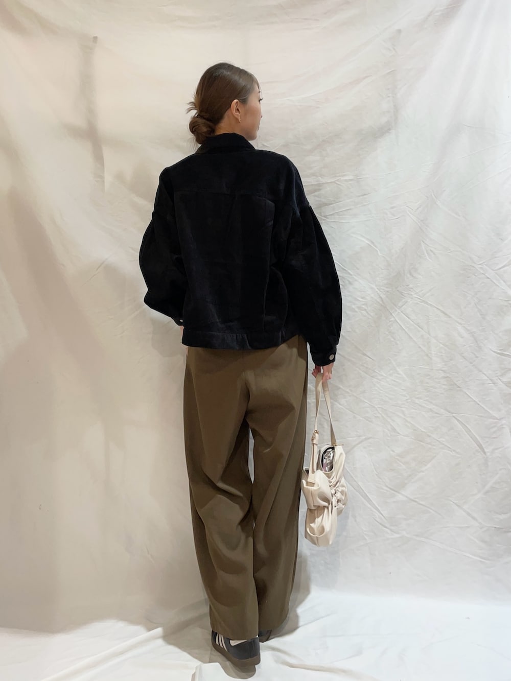 ブラウン系のその他パンツ、ブラック系のその他アウターを着用したレディースの秋コーディネートの3枚目の写真