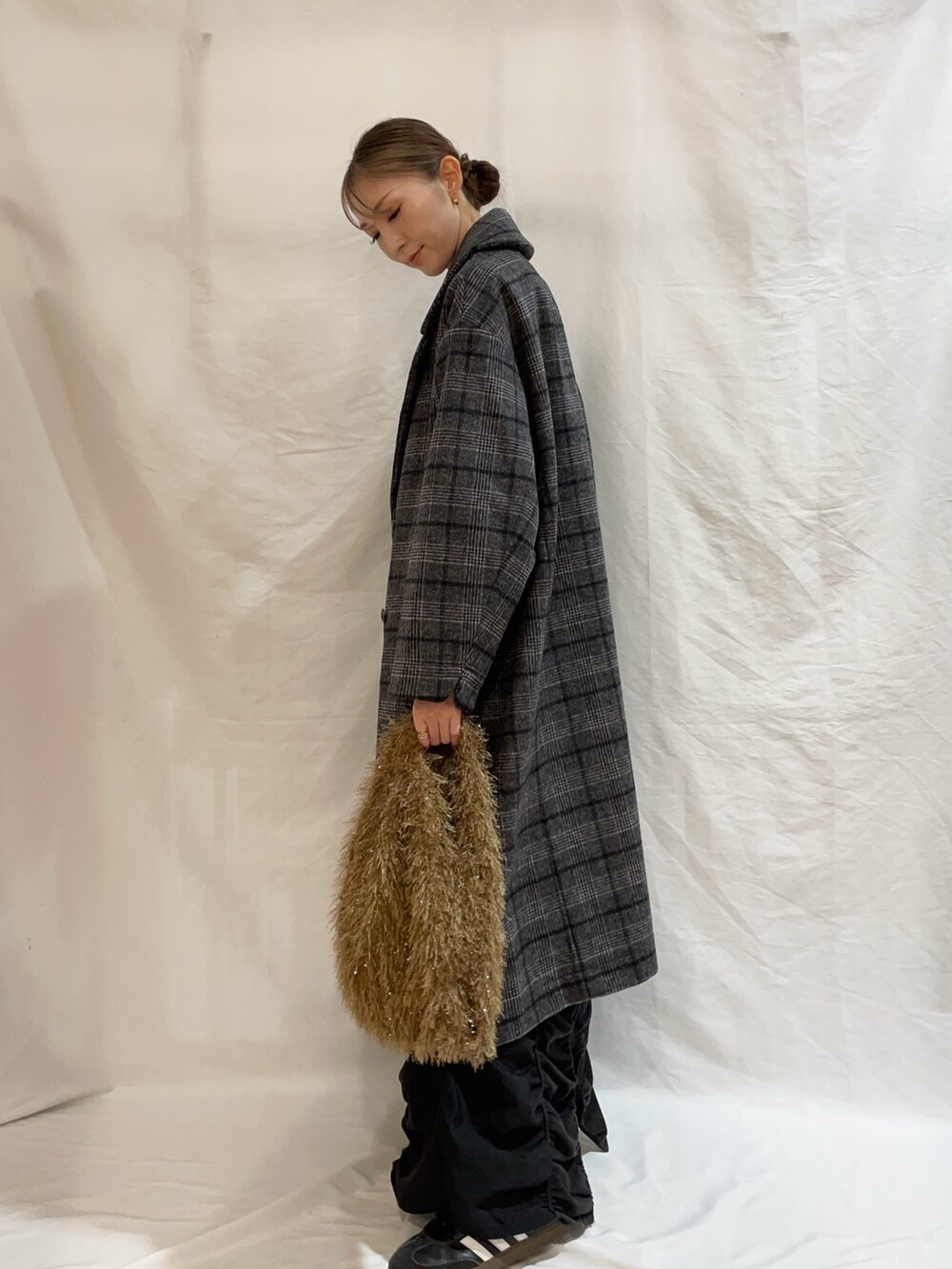 ピンク系のニット/セーター、その他のチェスターコート、ブラウン系のトートバッグを着用したレディースの秋コーディネートの3枚目の写真