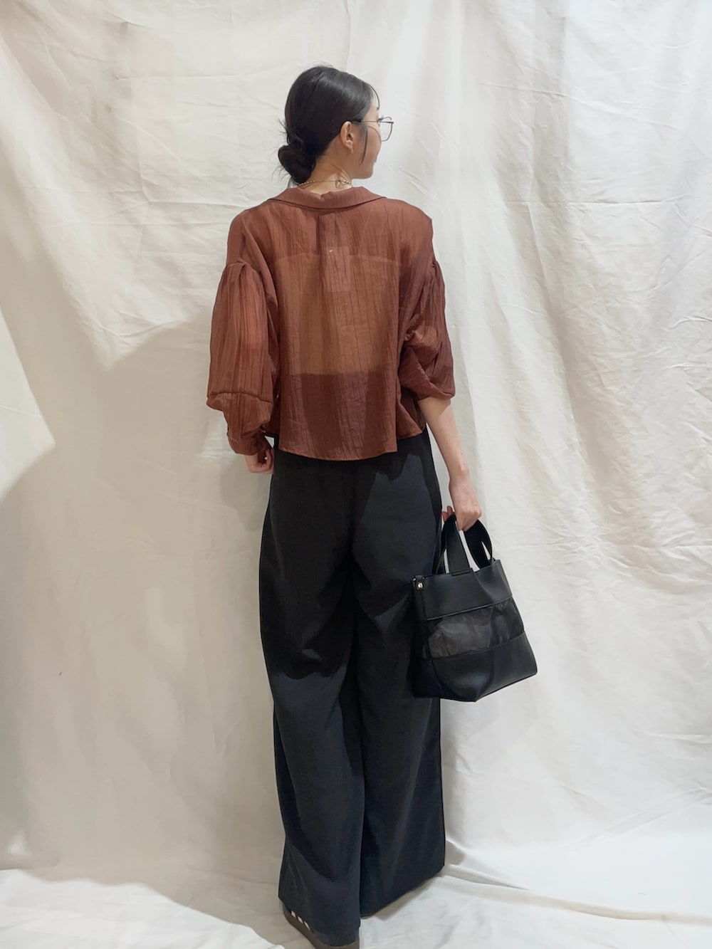 グレー系のその他パンツ、ホワイト系のキャミソール、オレンジ系のシャツ/ブラウスを着用したレディースの夏コーディネートの2枚目の写真