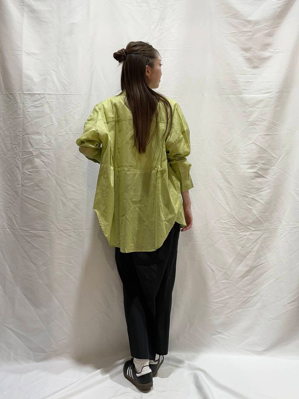 ブラック系のスカートを着用したレディースの春コーディネートの4枚目の写真