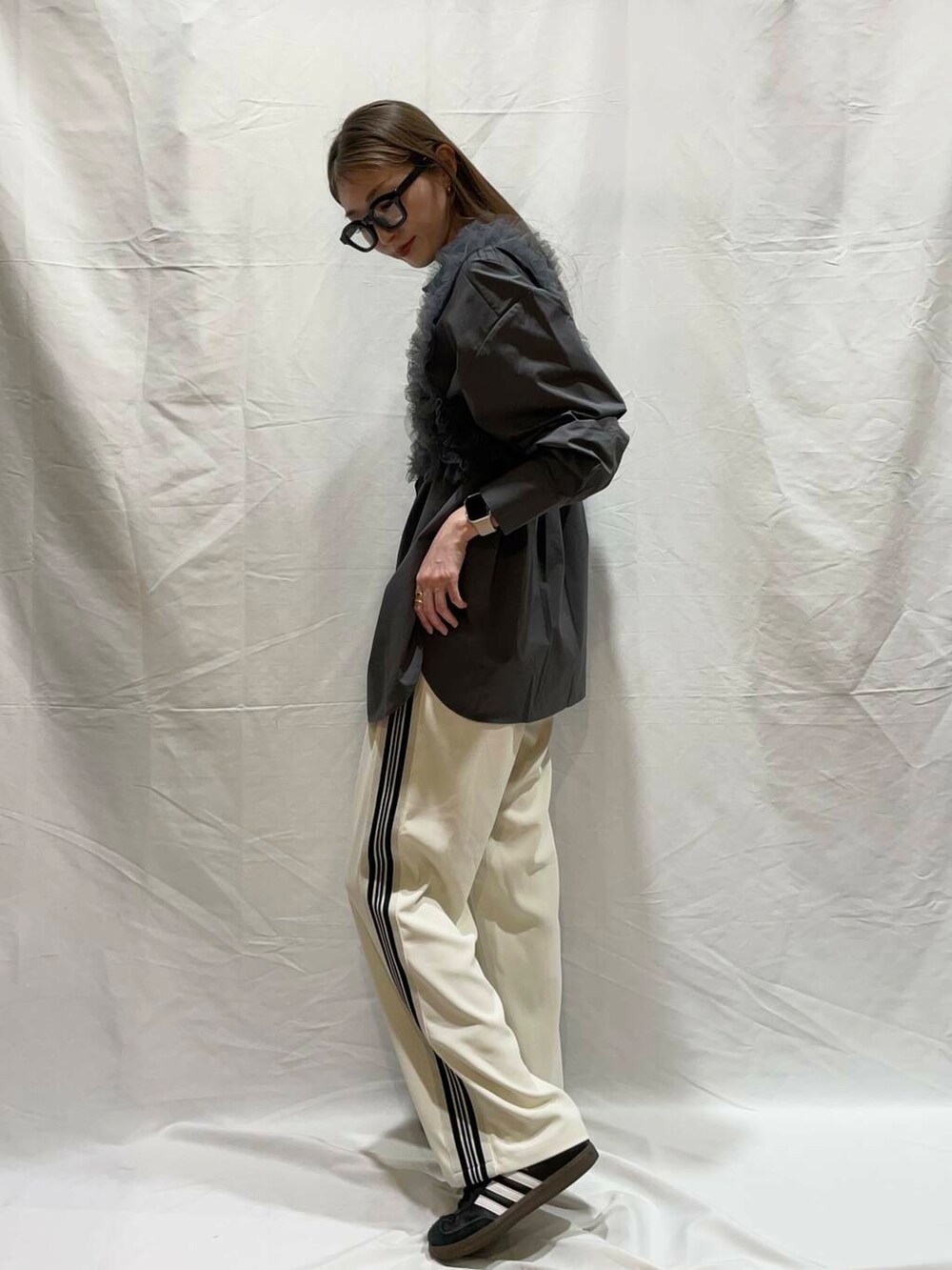 グレー系のシャツ/ブラウス、ブラック系のメガネを着用したレディースの春コーディネートの2枚目の写真