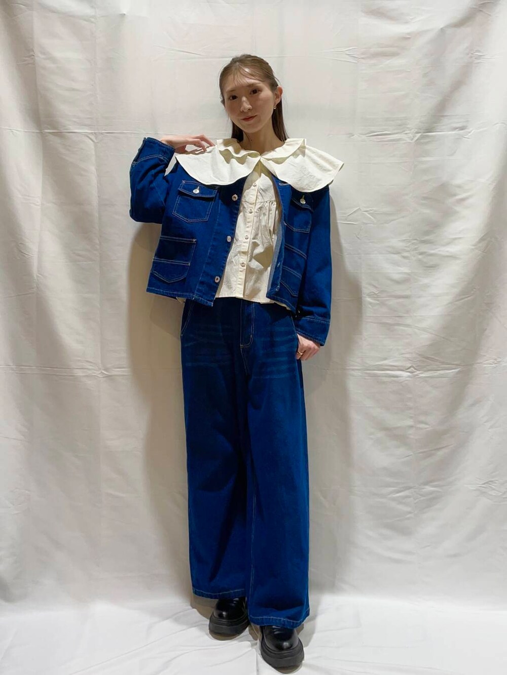 ホワイト系のシャツ/ブラウス、ブルー系のデニムジャケット、ブルー系のデニムパンツを着用したレディースの冬コーディネートの2枚目の写真