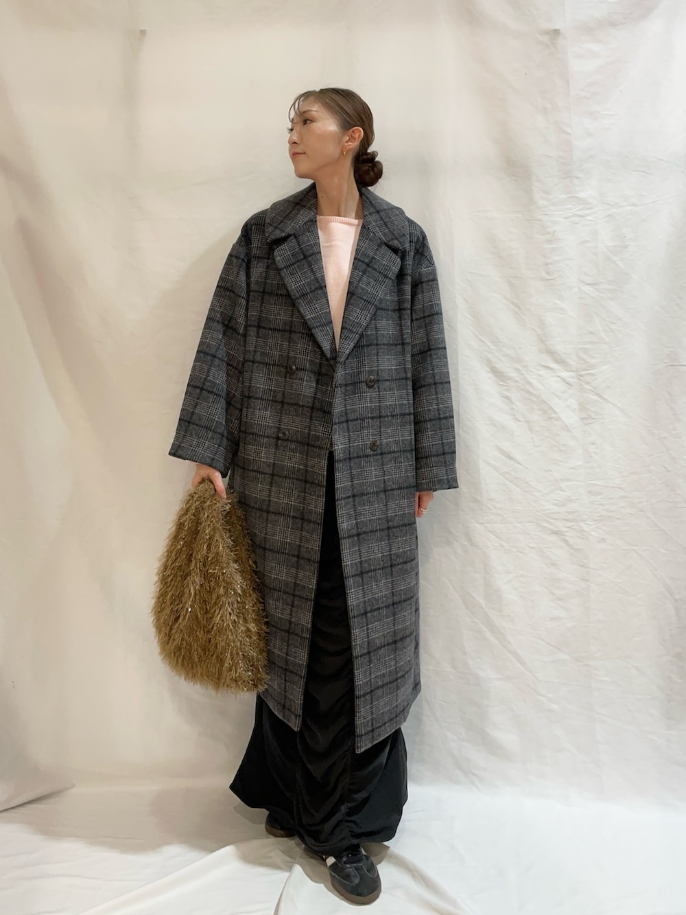 ピンク系のニット/セーター、その他のチェスターコート、ブラウン系のトートバッグを着用したレディースの秋コーディネートの2枚目の写真