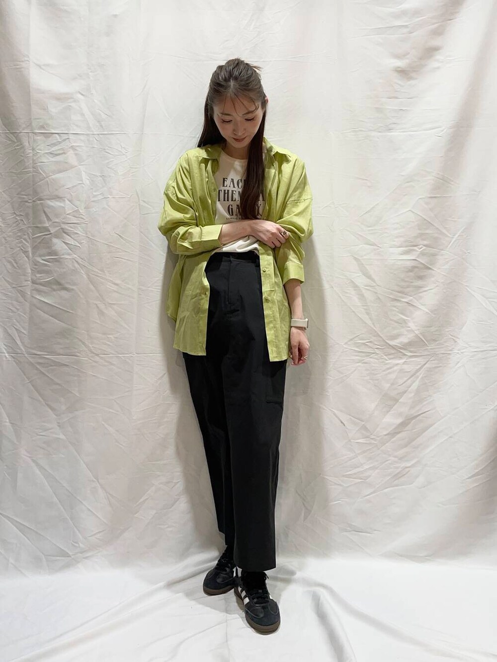 ブラック系のスカートを着用したレディースの春コーディネートの2枚目の写真