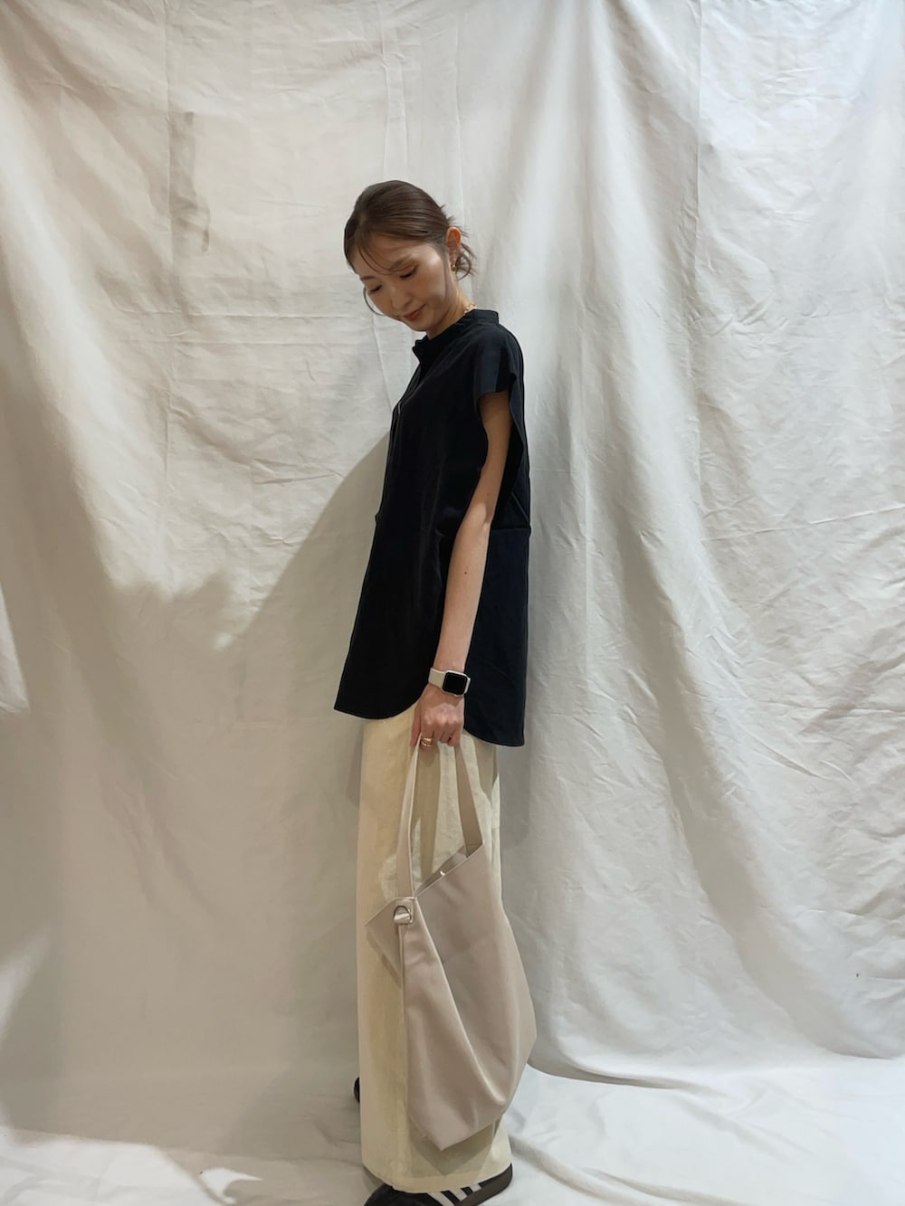ブラック系のシャツ/ブラウス、ベージュ系のその他パンツ、ホワイト系のトートバッグを着用したレディースの夏コーディネートの3枚目の写真