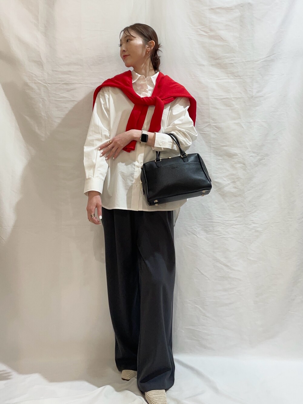 グレー系のその他パンツ、ホワイト系のシャツ/ブラウス、ブラック系のボストンバッグを着用したレディースの春コーディネートの2枚目の写真