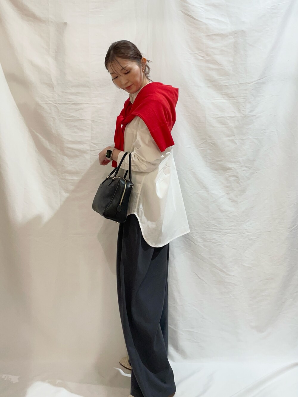 グレー系のその他パンツ、ホワイト系のシャツ/ブラウス、ブラック系のボストンバッグを着用したレディースの春コーディネートの4枚目の写真