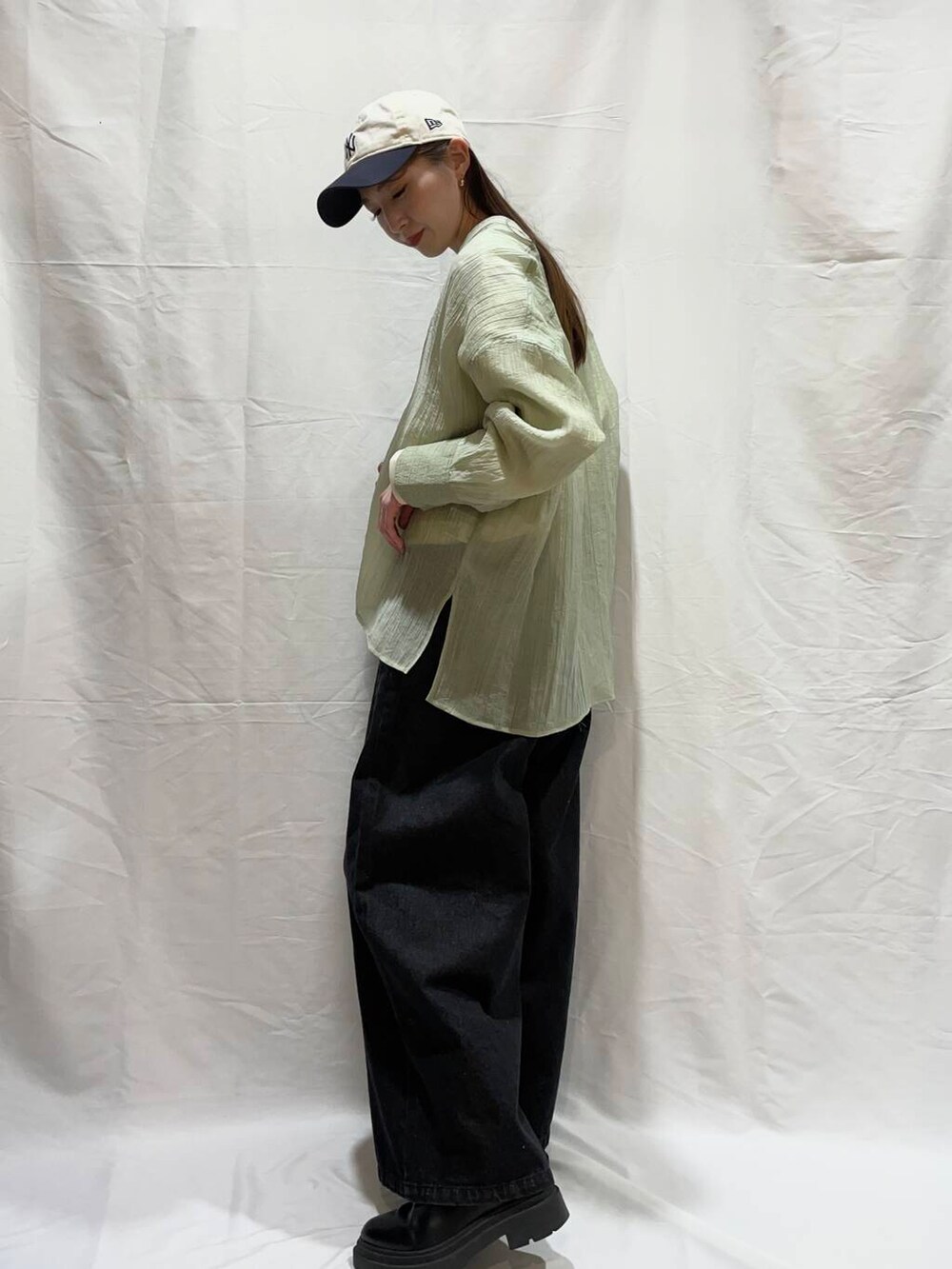 「大人カジュアル、カジュアル、ニット、デートコーデ、Gramicci、NANGA、Barbour、スニーカーコーデ、newarrival、トレンド、冬服、秋小物、ブーツコーデ」｜「ITEMS URBANRESEARCHのカットジョーゼットロングTシャツ（Tシャツ/カットソー、ホワイト系）」を使った、aoiさん（レディース・161cm）の春コーディネートの3枚目の写真