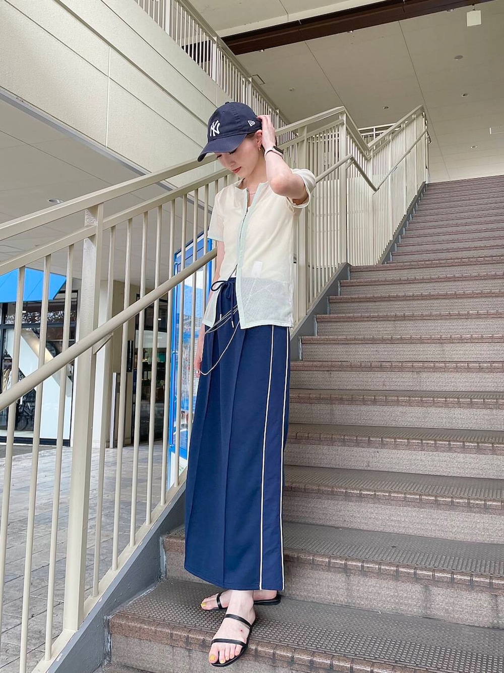 ホワイト系のTシャツ/カットソー、ブルー系のスカート、シルバー系のネックレスを着用したレディースの夏コーディネートの3枚目の写真