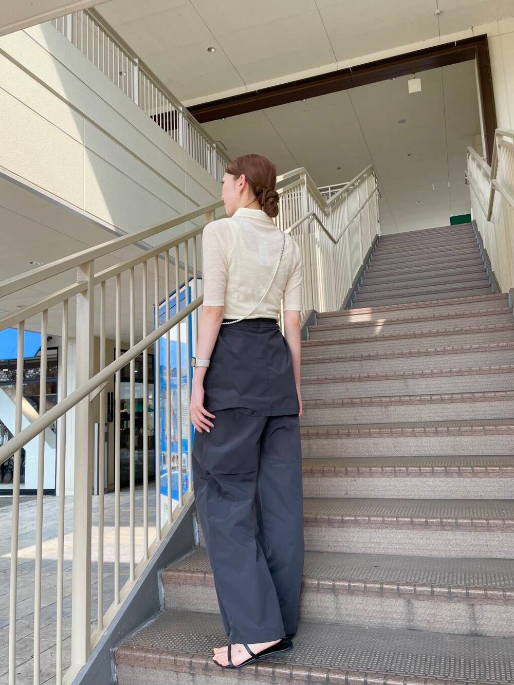 ホワイト系のカーディガン/ボレロ、グレー系のその他パンツを着用したレディースの夏コーディネートの3枚目の写真