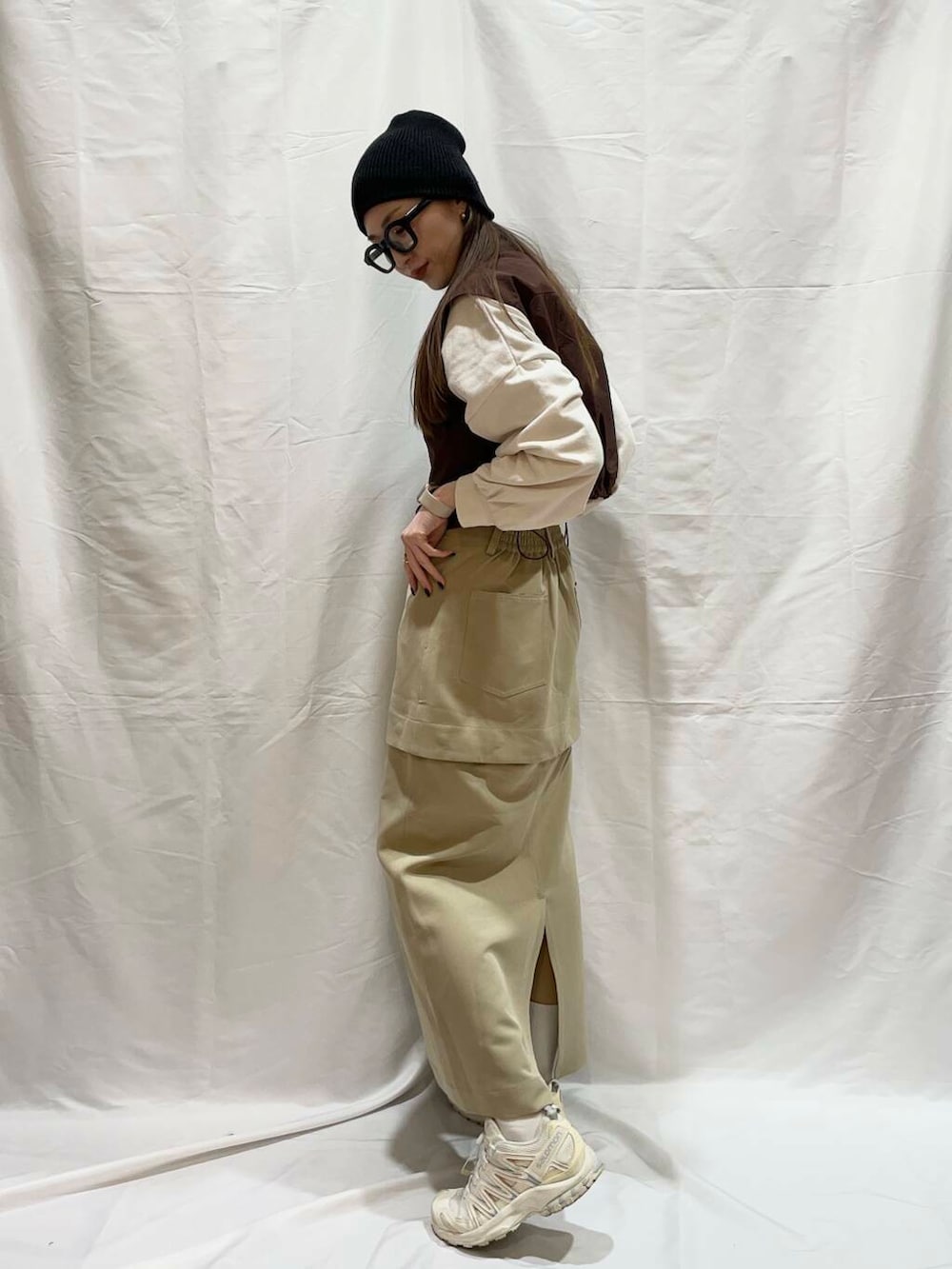 「大人カジュアル、カジュアル、ニット、デートコーデ、Gramicci、NANGA、Barbour、スニーカーコーデ、newarrival、トレンド、冬服、秋小物、ブーツコーデ」｜「KBFのマルチWAYスカート（スカート、ベージュ系）」を使った、aoiさん（レディース・161cm）の春コーディネートの3枚目の写真