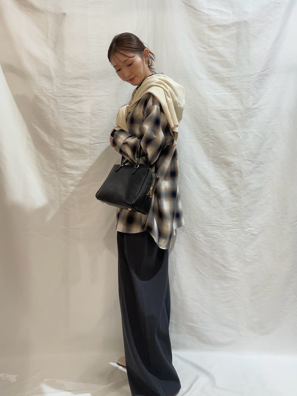 グレー系のその他パンツ、ブラック系のボストンバッグを着用したレディースの春コーディネートの2枚目の写真