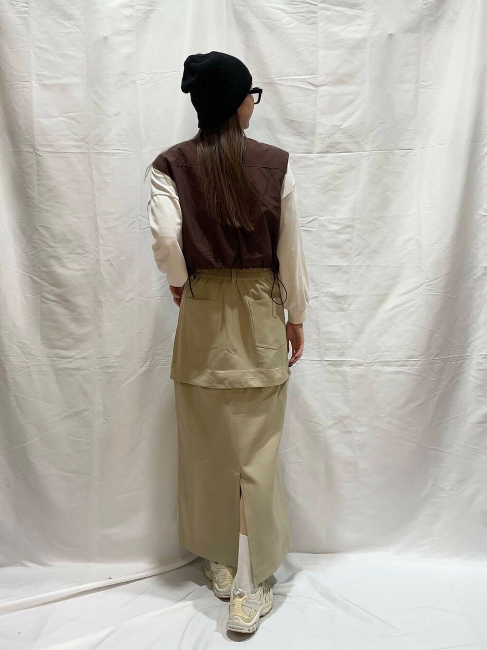 「大人カジュアル、カジュアル、ニット、デートコーデ、Gramicci、NANGA、Barbour、スニーカーコーデ、newarrival、トレンド、冬服、秋小物、ブーツコーデ」｜「KBFのマルチWAYスカート（スカート、ベージュ系）」を使った、aoiさん（レディース・161cm）の春コーディネートの2枚目の写真