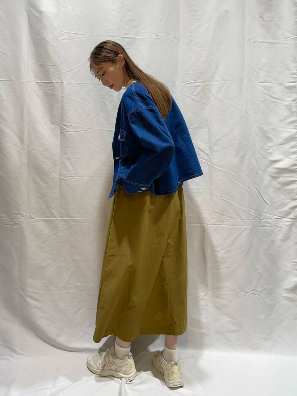 ブルー系のデニムジャケットを着用したレディースの冬コーディネートの2枚目の写真