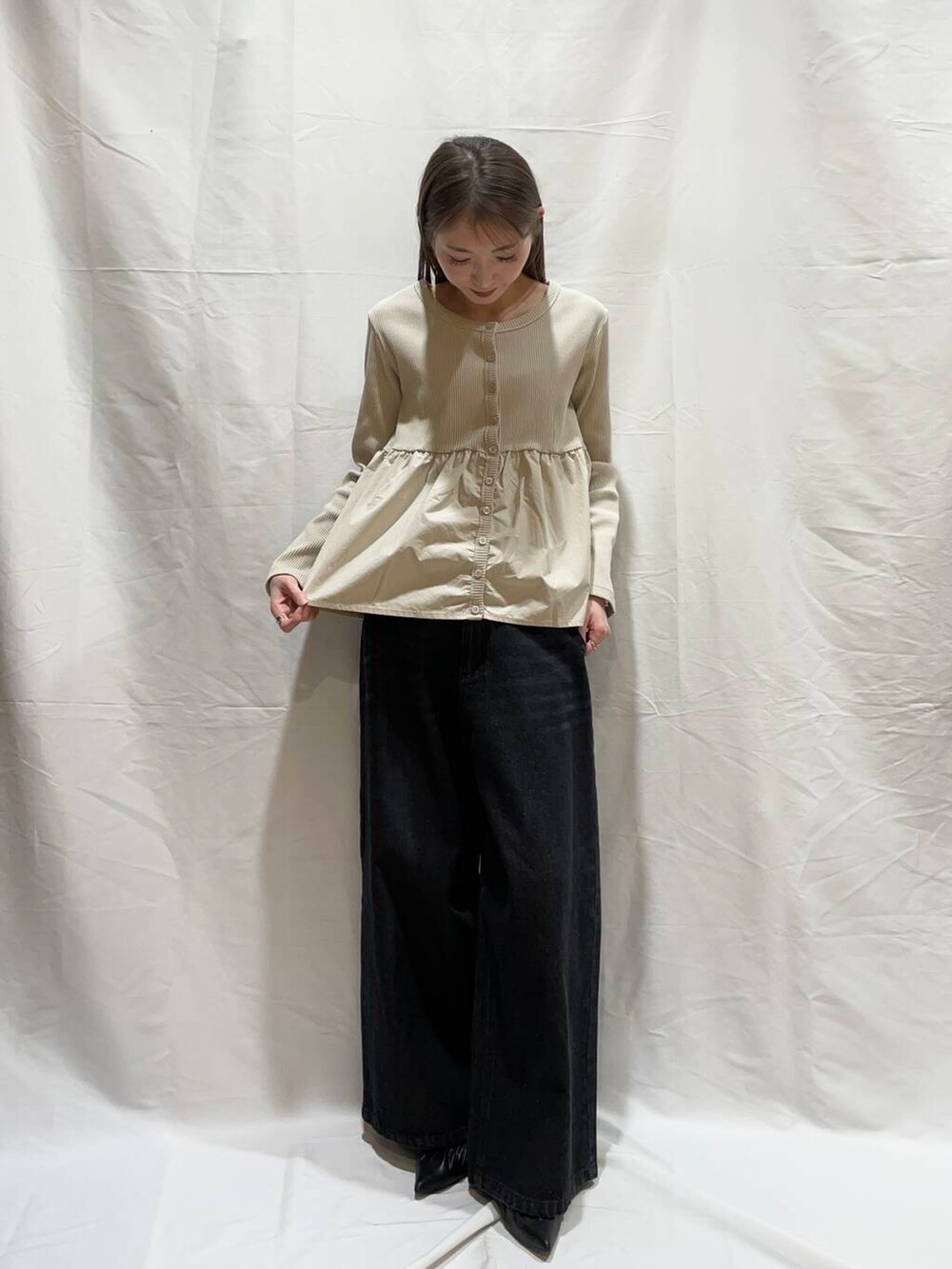 「大人カジュアル、カジュアル、ニット、デートコーデ、Gramicci、NANGA、Barbour、スニーカーコーデ、トレンド、冬服、秋小物、ブーツコーデ、カラーアイテム、カジュアル大人カジュアル、骨格ウェーブ」｜「SENSE OF PLACE by URBAN RESEARCHの『一部WEB限定カラー』カーブデニム（デニムパンツ、グレー系）」を使った、aoiさん（レディース・161cm）の春コーディネートの3枚目の写真