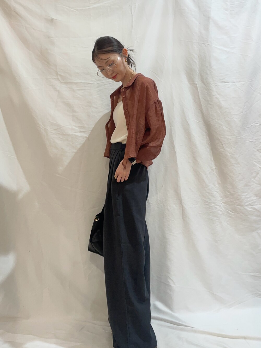 グレー系のその他パンツ、ホワイト系のキャミソール、オレンジ系のシャツ/ブラウスを着用したレディースの夏コーディネートの3枚目の写真
