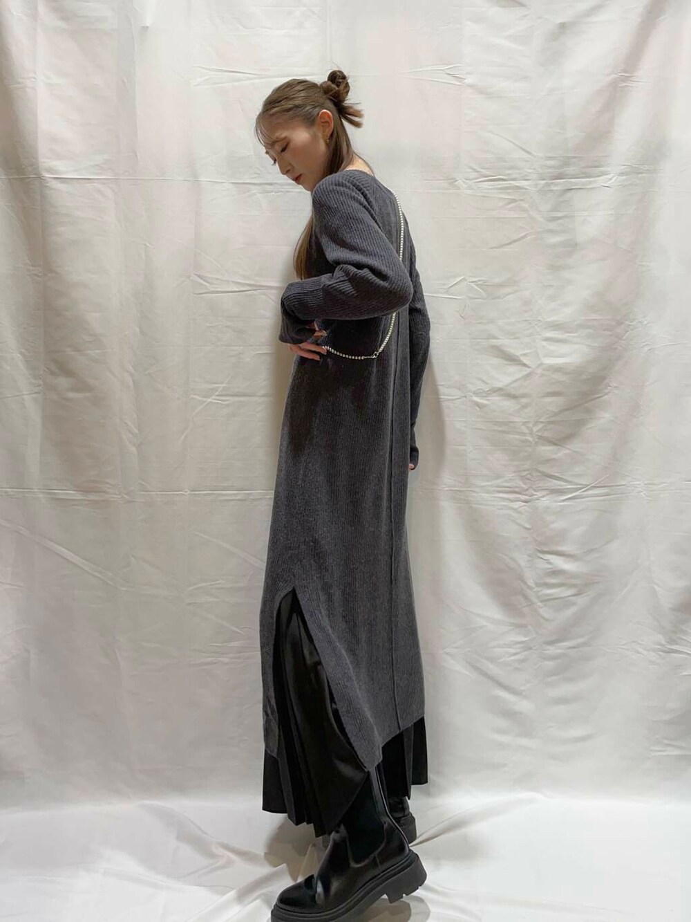 グレー系のワンピースを着用したレディースの冬コーディネートの3枚目の写真