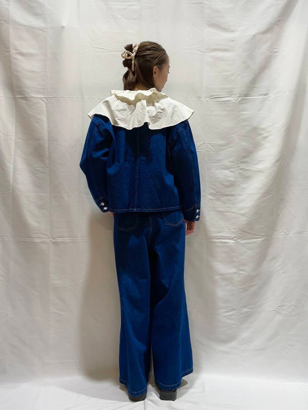 ホワイト系のシャツ/ブラウス、ブルー系のデニムジャケット、ブルー系のデニムパンツを着用したレディースの冬コーディネートの4枚目の写真