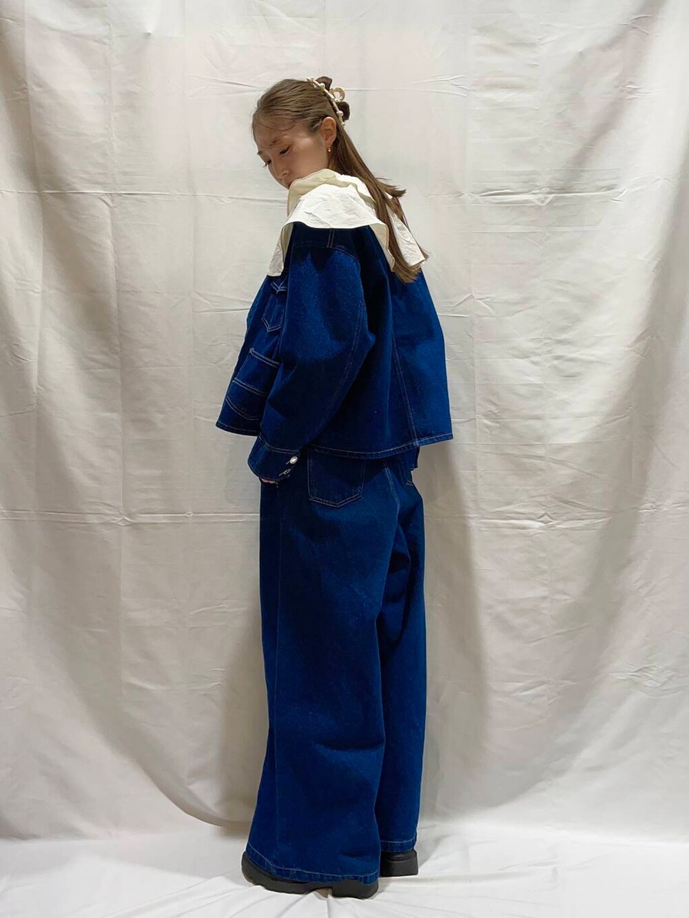 ホワイト系のシャツ/ブラウス、ブルー系のデニムジャケット、ブルー系のデニムパンツを着用したレディースの冬コーディネートの3枚目の写真