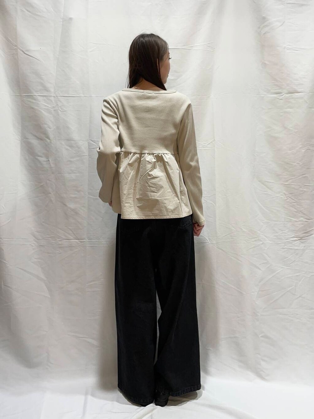 「大人カジュアル、カジュアル、ニット、デートコーデ、Gramicci、NANGA、Barbour、スニーカーコーデ、トレンド、冬服、秋小物、ブーツコーデ、カラーアイテム、カジュアル大人カジュアル、骨格ウェーブ」｜「SENSE OF PLACE by URBAN RESEARCHの『一部WEB限定カラー』カーブデニム（デニムパンツ、グレー系）」を使った、aoiさん（レディース・161cm）の春コーディネートの4枚目の写真