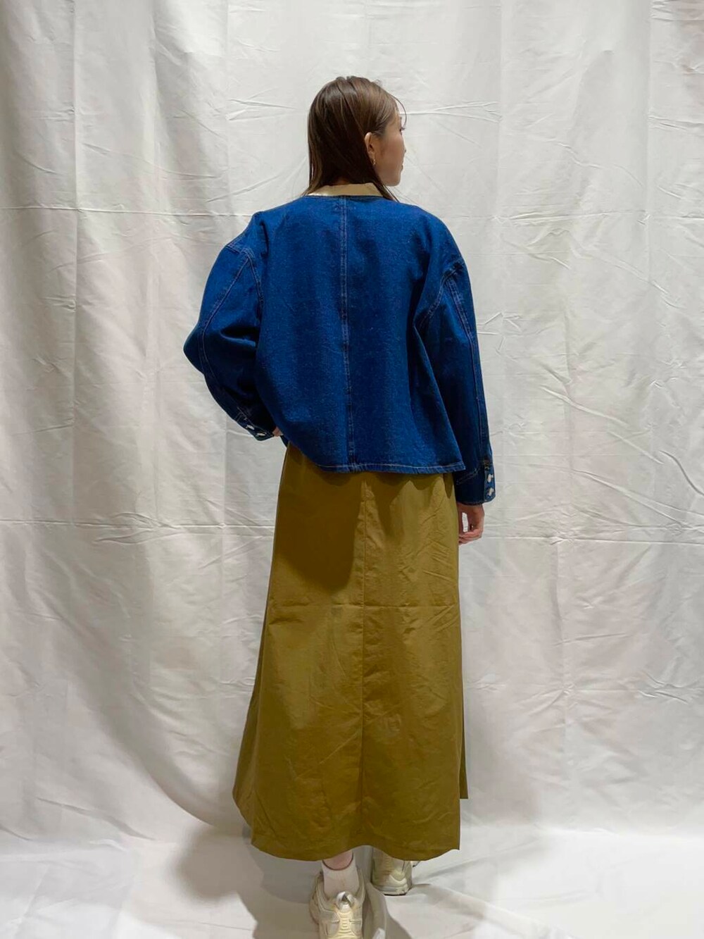 ブルー系のデニムジャケットを着用したレディースの冬コーディネートの3枚目の写真