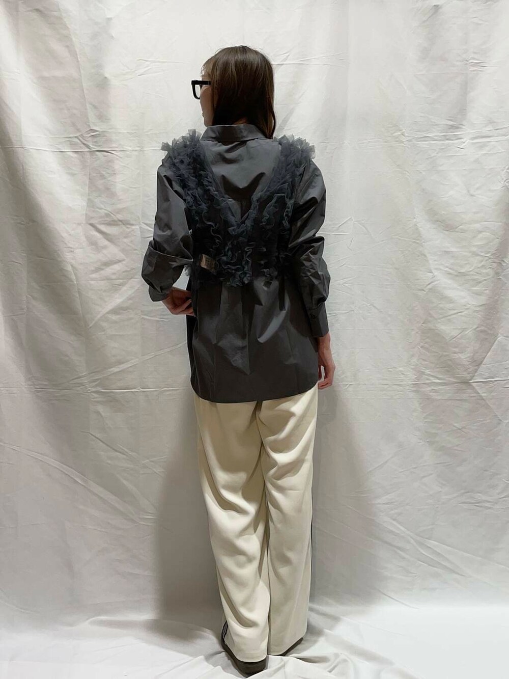 グレー系のシャツ/ブラウス、ブラック系のメガネを着用したレディースの春コーディネートの3枚目の写真