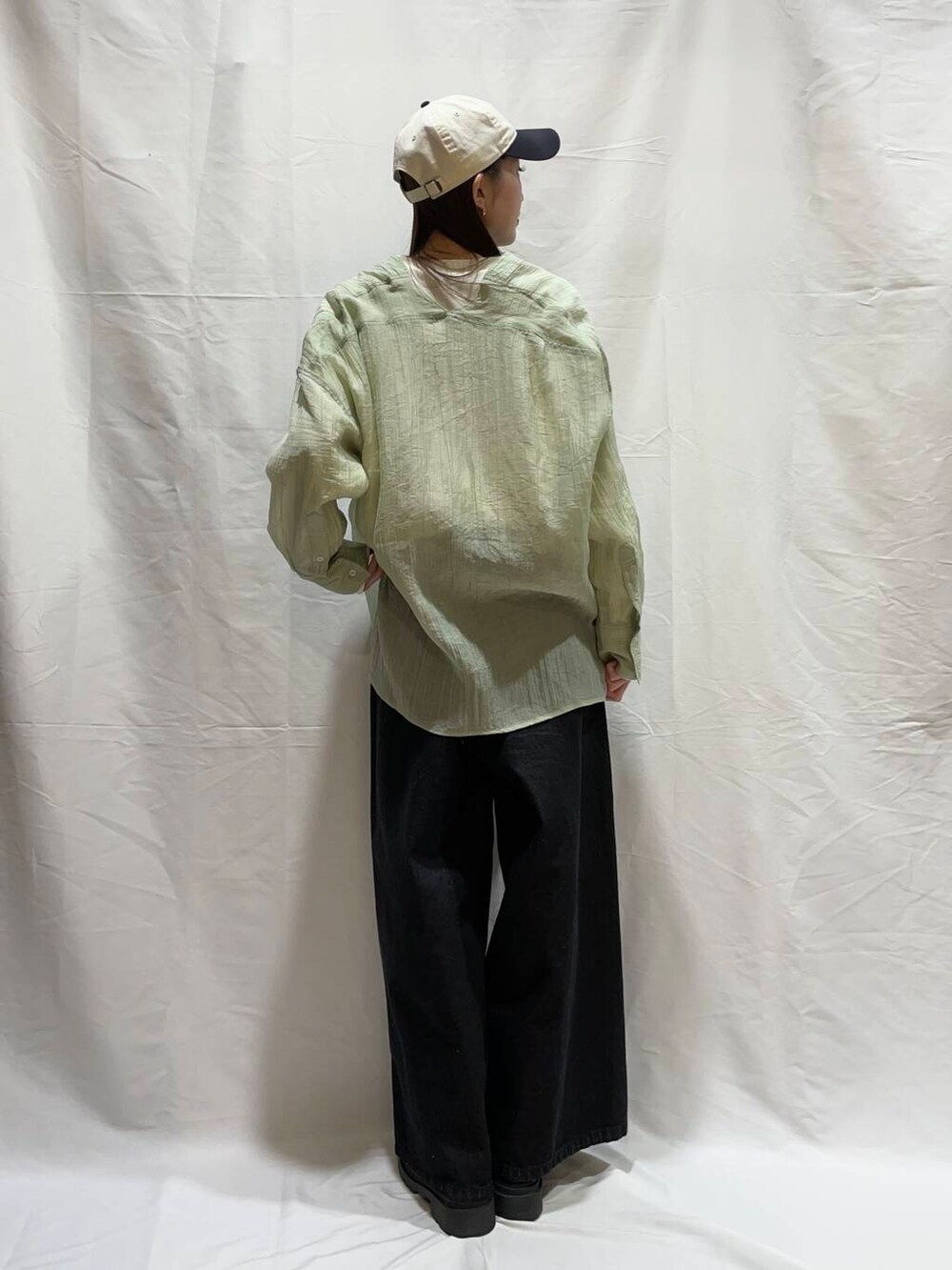 「大人カジュアル、カジュアル、ニット、デートコーデ、Gramicci、NANGA、Barbour、スニーカーコーデ、newarrival、トレンド、冬服、秋小物、ブーツコーデ」｜「ITEMS URBANRESEARCHのカットジョーゼットロングTシャツ（Tシャツ/カットソー、ホワイト系）」を使った、aoiさん（レディース・161cm）の春コーディネートの2枚目の写真
