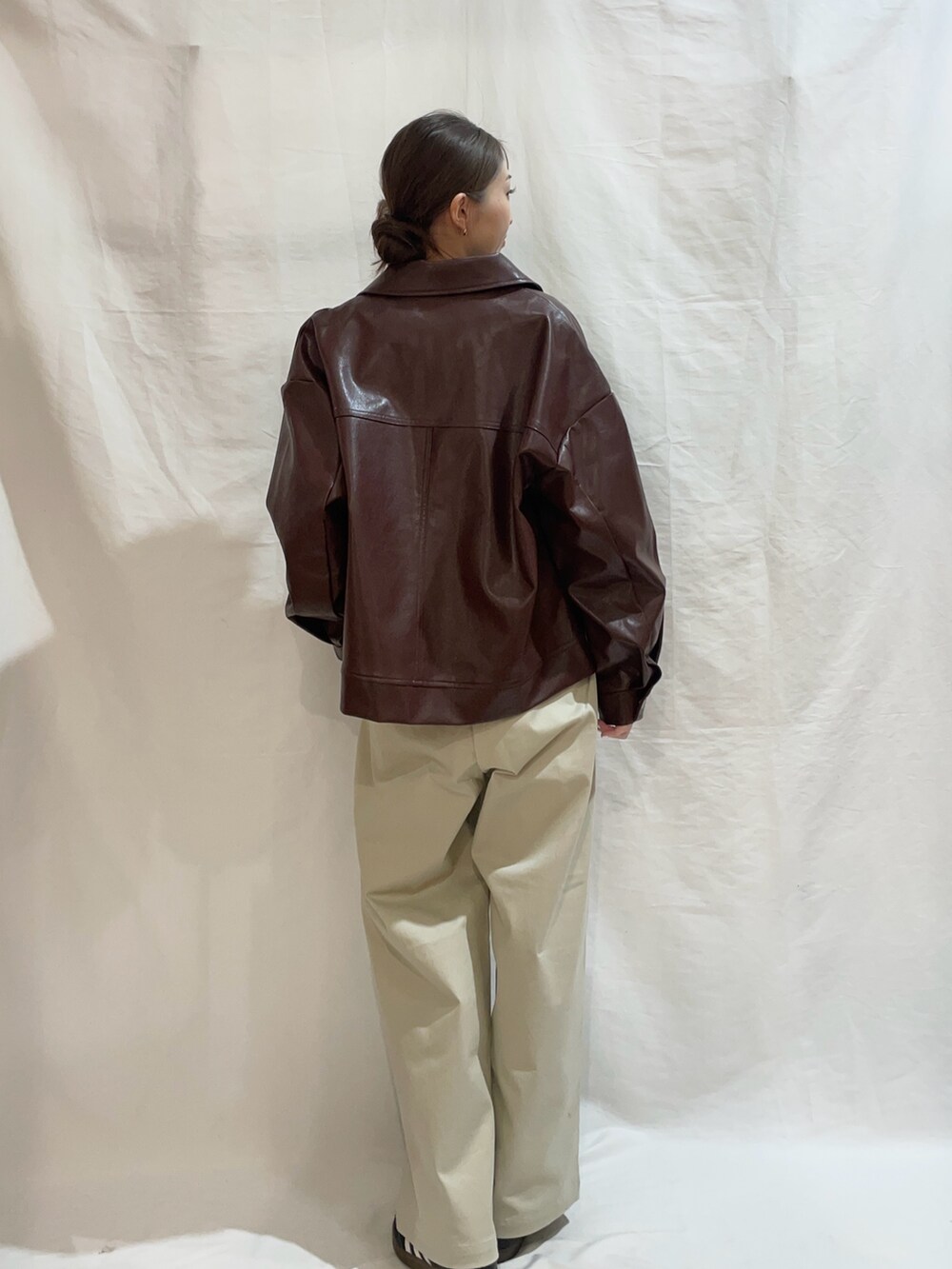 ホワイト系のニット/セーター、ベージュ系のその他パンツ、ブラウン系のブルゾンを着用したレディースの春コーディネートの3枚目の写真